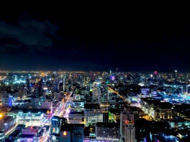 Bangkok, Tayland - 28 Kasım 2019: Bangkok 'un en yüksek binasından görülen gökyüzü. seçici odak