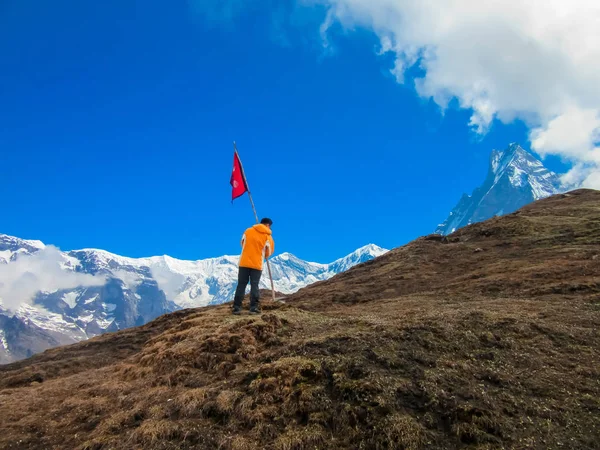 Guy Κατέχει Την Εθνική Σημαία Του Νεπάλ Κατά Himalaya Mountain — Φωτογραφία Αρχείου