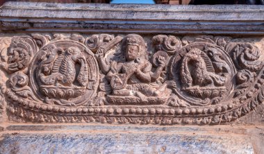 Kadim taş yapılar, Nepal Katmandu 'daki Swayambhunath Stupa' da oyulmuş Hindu tanrılarının ve tanrıçaların karmaşık detaylarıyla