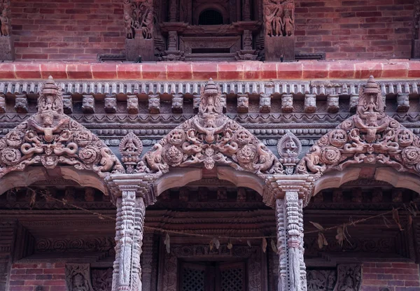 ネパールの古代寺院におけるヒンドゥ教の神々や彫刻の詳細な木彫 — ストック写真