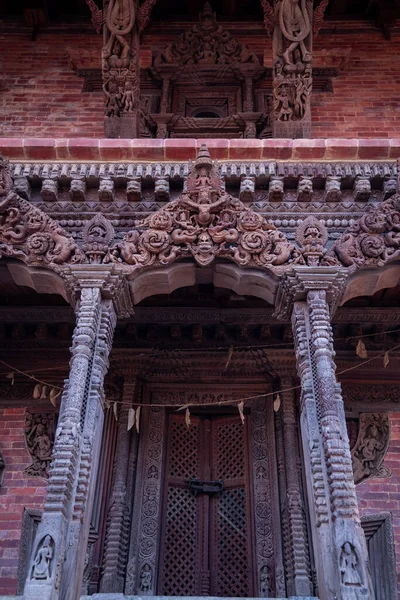 Λεπτομερή Ξυλόγλυπτα Ινδουιστών Θεών Και Γλυπτών Αρχαίους Ναούς Του Νεπάλ — Φωτογραφία Αρχείου