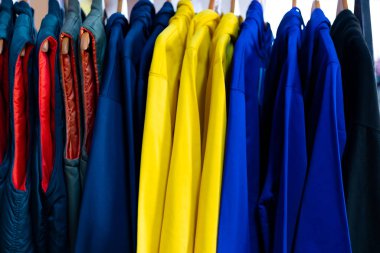 Farklı renkte elbise askısı..