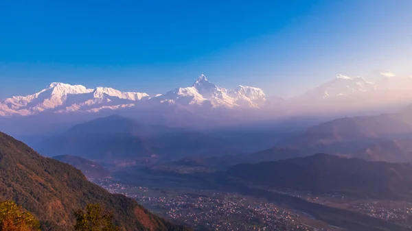 Zasięg Himalajów Podczas Wschodu Słońca Pierwsze Promienie Słońca Uderzające Himalaje — Zdjęcie stockowe
