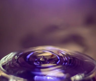 Cam zemine su damlası sıçrar.