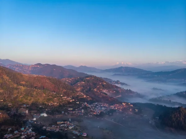 以大喜马拉雅山脉为背景的日出时被雾覆盖的山脉的动感戏剧性景象 — 图库照片