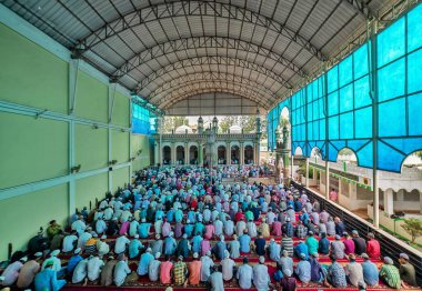 Katmandu, Nepal - 9 Ağustos 2019: Asyalı Müslüman insanlar camide namaz kılıyor.