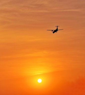Siluet Turboprop Uçak Güneşe Karşı Uçan İniş