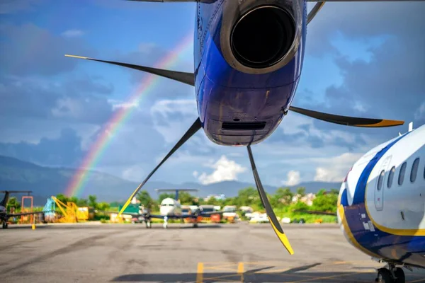 Motor Turbohélice Una Aeronave Sobre Asfalto Contra Arco Iris — Foto de Stock