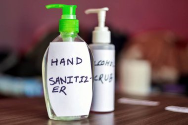 El dezenfektanı ve alkol fırçası yan yana