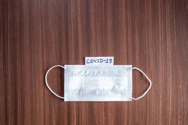 Chirurgische Papiermaske Einweg Papiermaske Mit Covid Note Auf Den Tisch — Stockfoto