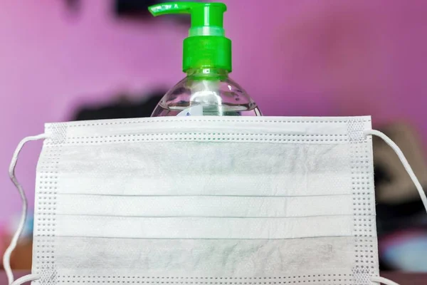 Einweg Papiermaske Vor Einer Flasche Händedesinfektionsmittel — Stockfoto