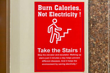 İnsanları merdiven ve asansörlerden kaçınmaya teşvik eden farkındalık işareti..