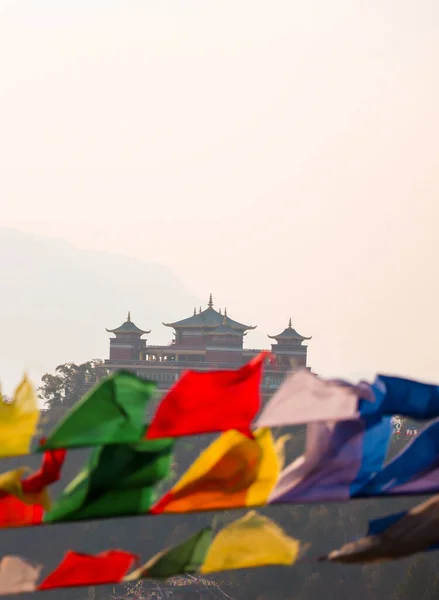 Tibetaans Boeddhistisch Klooster Bovenop Een Berg Met Gebedsvlaggen Voorgrond Selectieve — Stockfoto