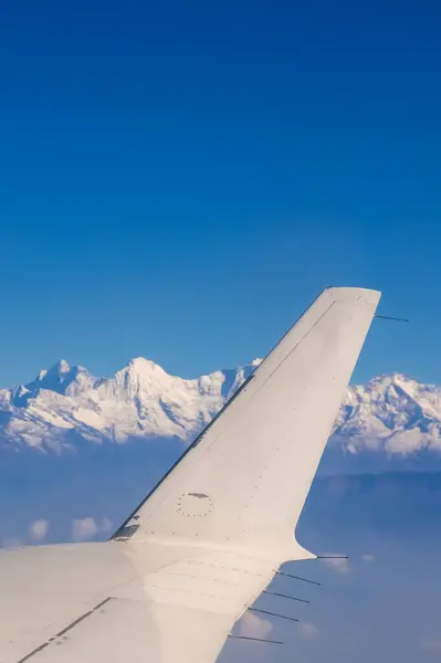 Alas Avión Contra Las Majestuosas Montañas Del Himalaya — Foto de Stock