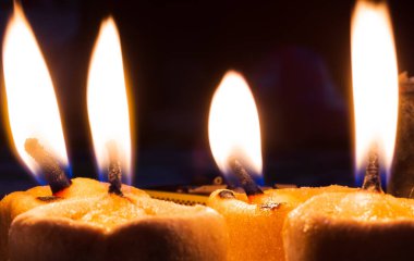 Un, pamuk ve tereyağından elde edilen ev yapımı kelebeklerin yakın çekimi.