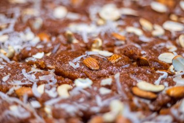 Ev yapımı Semolona tatlıları badem, kaju fıstığı ve hindistan cevizi ovalama malzemeleriyle iyice temizlenmiş. Hindistan 'da Suji ka halwa olarak da bilinir.