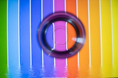 Üst Görünüm Renkli Arkaplan Renkleri bir bardak suyun içinden geçiyor. obruk.