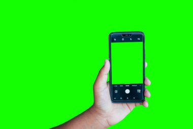 Yeşil ekran arka planında kamera arayüzü olan bir adam telefonu tutuyor
