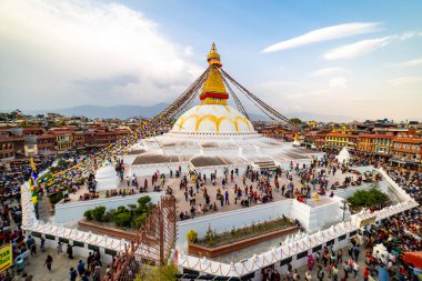 Katmandu, Nepal - 30 Haziran 2019: Buda Purnima, nam-ı diğer Buda Jayanti vesilesiyle kutsal Boudhanath Stupa 'nın etrafında dolaşan Budist bir kalabalık..
