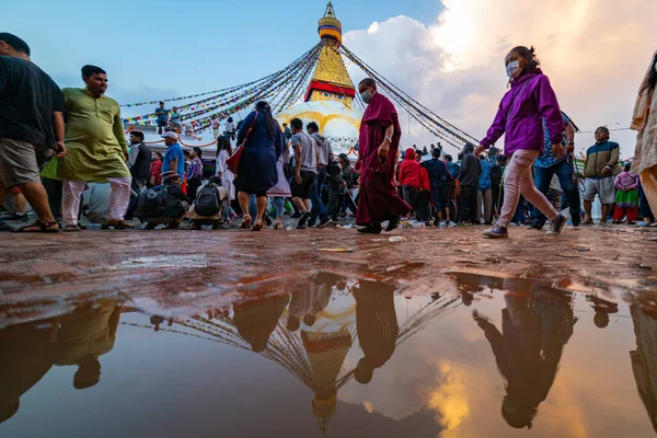 Katmandú Nepal Junio 2019 Multitud Devotos Budistas Que Circulan Santa — Foto de Stock