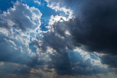 İlahi Güneş, Mavi Gök 'e Karşı Kara Bulutların Arasında Işınlar. seçici odak