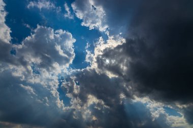 İlahi Güneş, Mavi Gök 'e Karşı Kara Bulutların Arasında Işınlar. seçici odak