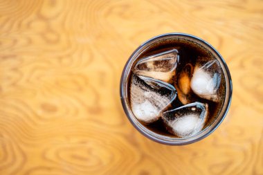 Buzlu karbonatlı kola ile dolu bardağı kapat. seçici odak