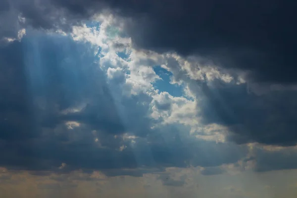 Mennyei Napsugarak Sötét Felhőkön Kék Égbolt Ellen Szelektív Fókusz — Stock Fotó