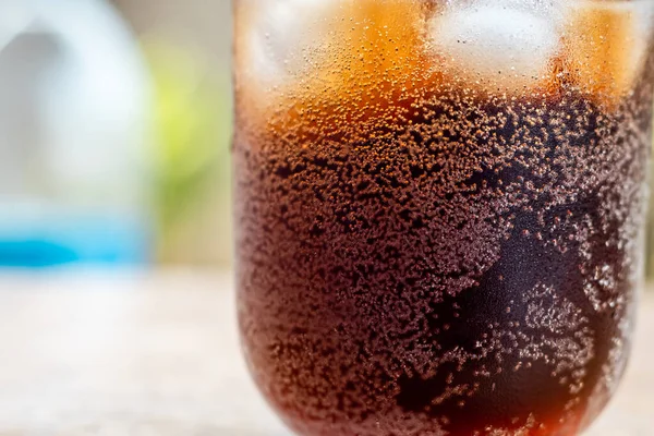 Primer Plano Vidrio Lleno Refresco Cola Carbonatada Con Cubitos Hielo —  Fotos de Stock