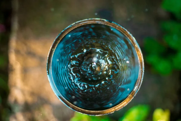 Ovanifrån Vatten Läcker Från Kran Runda Behållare Utomhus Trädgård Selektivt — Stockfoto
