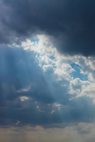 Небесные Солнечные Лучи Сквозь Темные Облака Против Голубого Неба Селективный — стоковое фото