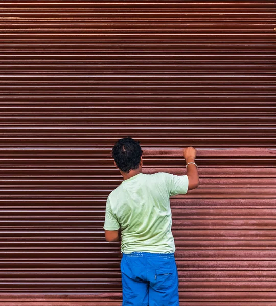 Man Målar Slutaren Sin Butik Med Brun Färg Rikstäckande Lockdown — Stockfoto