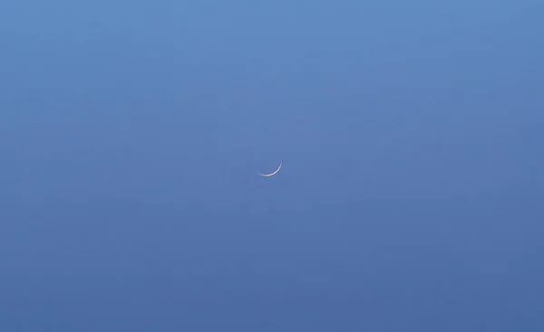저녁에는 하늘에 초승달이 비친다 남아시아 국가에서는 Eid Chand 불리는 초승달 — 스톡 사진