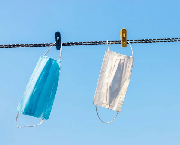 Medizinische Maske Hängt Draußen Vor Blauem Himmel — Stockfoto