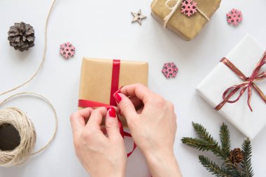 Kadın hediyeyi paketler. 