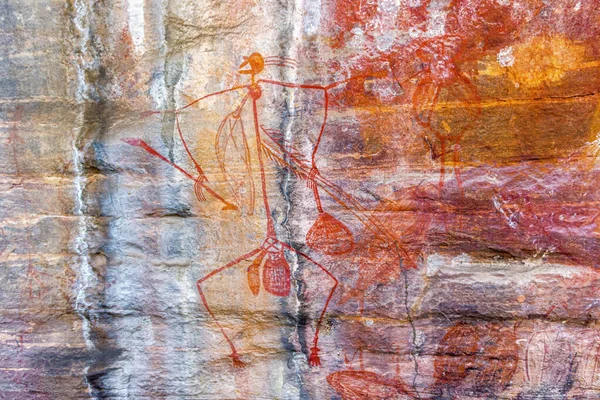 Αρχαία τέχνη των Αβορίγινων: χέρι εκτυπώσεις, κοπάδια ζώων, σπιράλ, Kakadu Εθνικό Πάρκο, Αυστραλία — Φωτογραφία Αρχείου