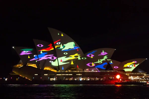 SYDNEY, AUSTRALIA - 22 de mayo de 2015: Sydney Opera House durante el festival Vivid Sydney. Vivid Sydney es un evento cultural anual al aire libre con instalaciones de luz inmersiva y proyecciones. — Foto de Stock