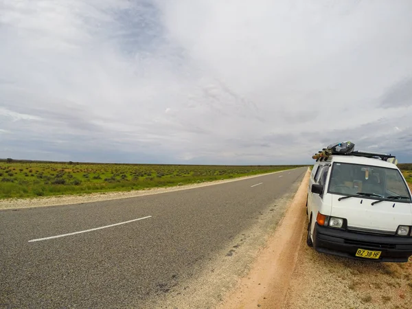 Parkování na rovné silnici s dezertem na Burkett Road jižně od Exmouthu v západní Austrálii, Austrálie — Stock fotografie