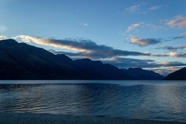 Lago Wakatipu em um acampamento livre fora de Queenstown durante o pôr do sol, Nova Zelândia — Fotografia de Stock