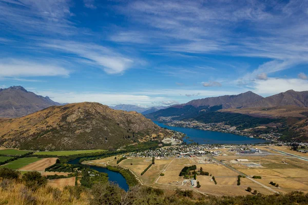 ニュージーランドのクイーンズタウンとワカティプ湖の眺め — ストック写真