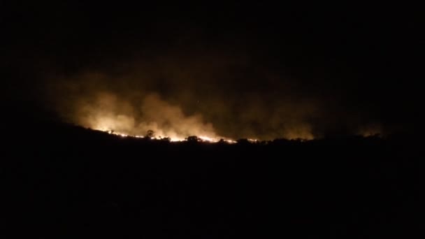 Australische bosbrand, vuur beweegt over een heuvel in de buurt van Lake Argyle, West-Australië — Stockvideo