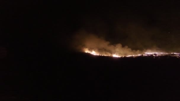 Australian bushfire, fire is moving over a hill near Lake Argyle, Western Australia — Vídeo de Stock