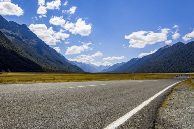 Elinton Vadisi 'ndeki Te Anau-Milford Otoyolu, Fiordland Ulusal Parkı, Güney Adası, Yeni Zelanda.