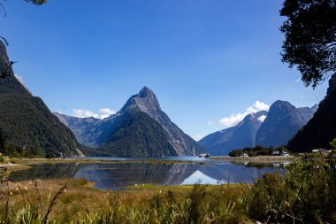 Mitre Tepesi mavi gökyüzü, Milford Boğazı, Fiordland, Güney Adası, Yeni Zelanda.