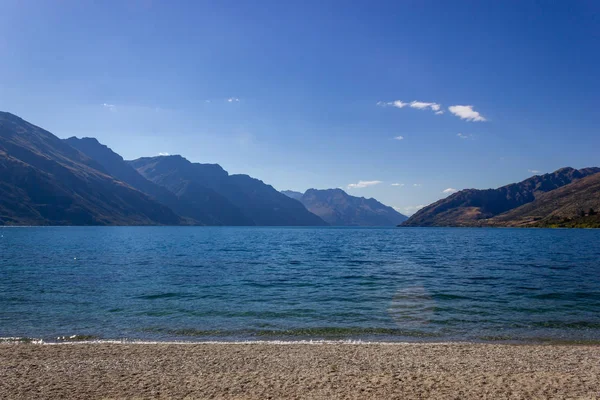 Lake Wakatipu em um acampamento livre fora de Queenstown durante o meio-dia, Nova Zelândia — Fotografia de Stock