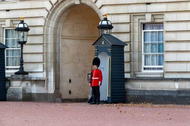 Londra, İngiltere - 18 Eylül 2018: Londra Buckhingham Sarayı 'nda Kraliçe Askerler