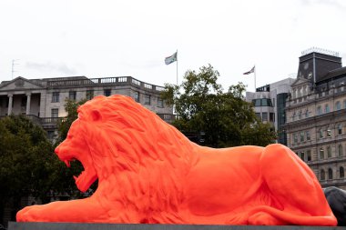 Londra, Uk - 20 Eylül 2018: Es Devlin 'in Aslanları Londra Tasarım Haftası kapsamında Londra Trafalgar Meydanı' nda sergilenmektedir..