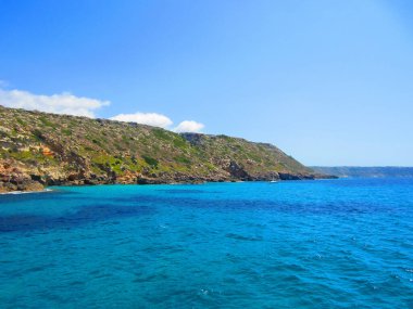 Turkuaz su plajları ve yaz tatilinde sahil manzarası çok güzel. Cala Portals Vadisi, Mallorca, İspanya, Balear Adaları