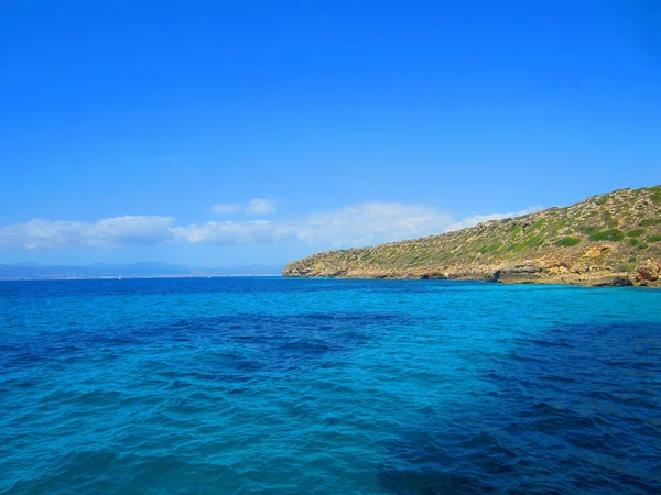 Nydelige turkise strender og kystutsikt på sommerferiedagen. Cala Portals Vells, Mallorca, Spania, Balearene – stockfoto