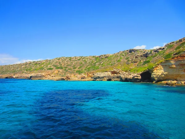 Belle spiagge di acqua turchese e vista sulla costa in una giornata di vacanza estiva. Cala Portals Vells, Maiorca, Spagna, Isole Baleari — Foto Stock